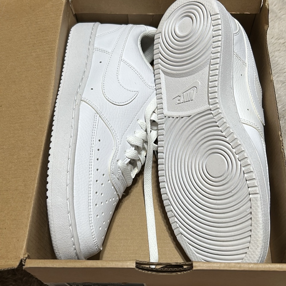 Women’s tennis shoes